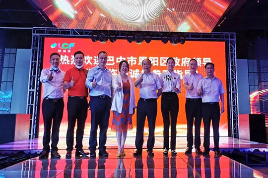 多宝电竞LTV终端一体机及5G智慧灯杆项目再获政府领导莅临调研指导！