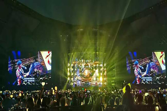 【周杰伦】深圳演唱会被侃像"雨神", 多宝电竞龙平芳率众现场助威！