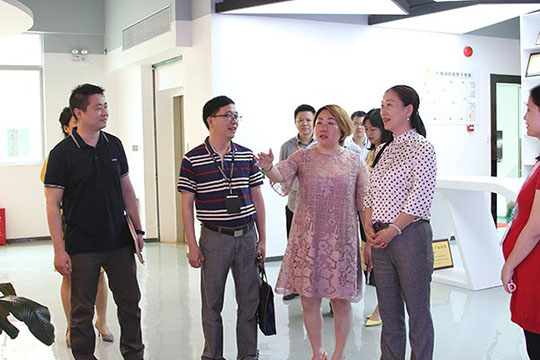 航城街道党工委书记王立萍一行莅临多宝电竞参观考察！