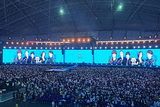 1400㎡，多宝电竞龙腾LED透明屏点燃五月天新加坡演唱会！