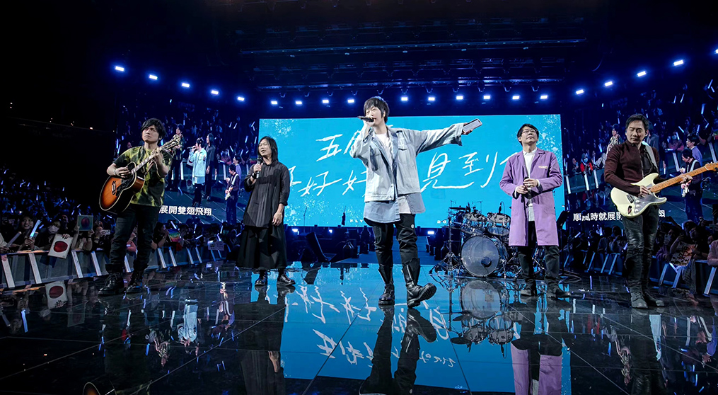 多宝电竞龙腾系列透明屏闪耀五月天新加坡演唱会