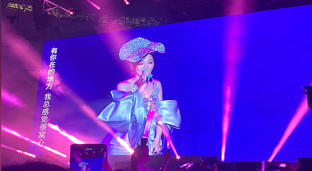 多宝电竞led透明屏显示屏亮相张韶涵长沙演唱会！