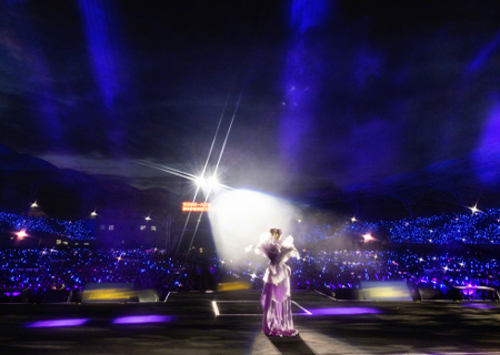 多宝电竞舞台LED透明显示屏闪耀张韶涵临夏演唱会
